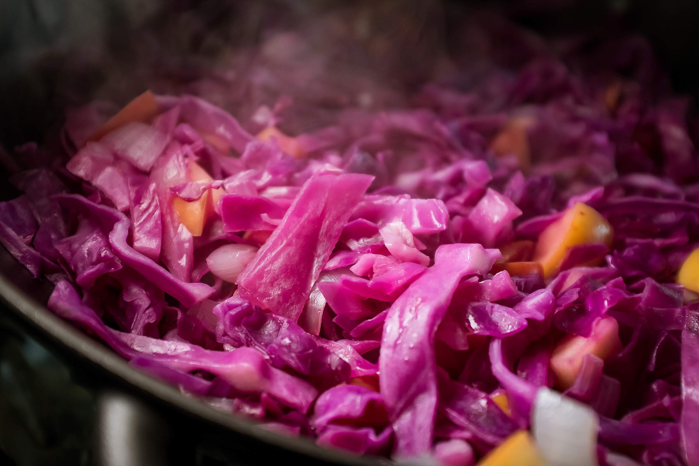 How to cook red cabbage on the stove with apples recipe