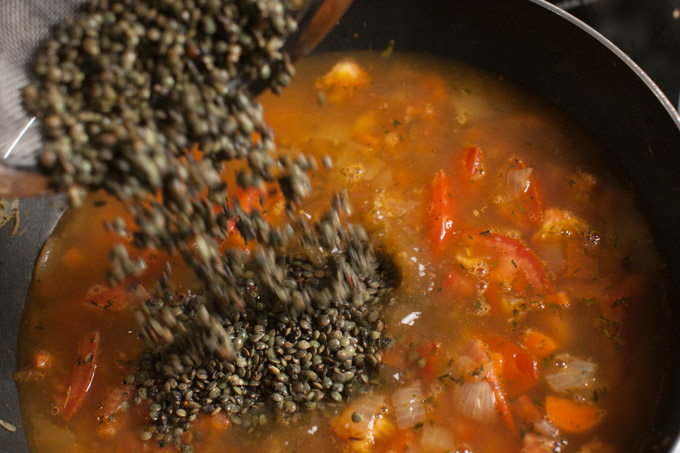 Add lentil beans to the tomatoes, onions and carrots with herbs de Provance, eat with tom